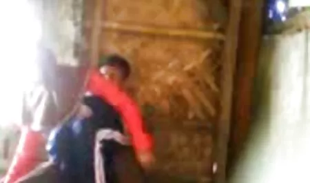 Azji jakość darmowe filmy oorno czochrają się o szybę okna.